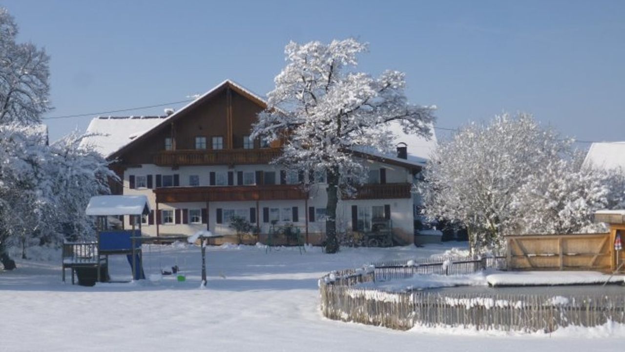 Haus und Teich im Winter Haus und Teich im Winter